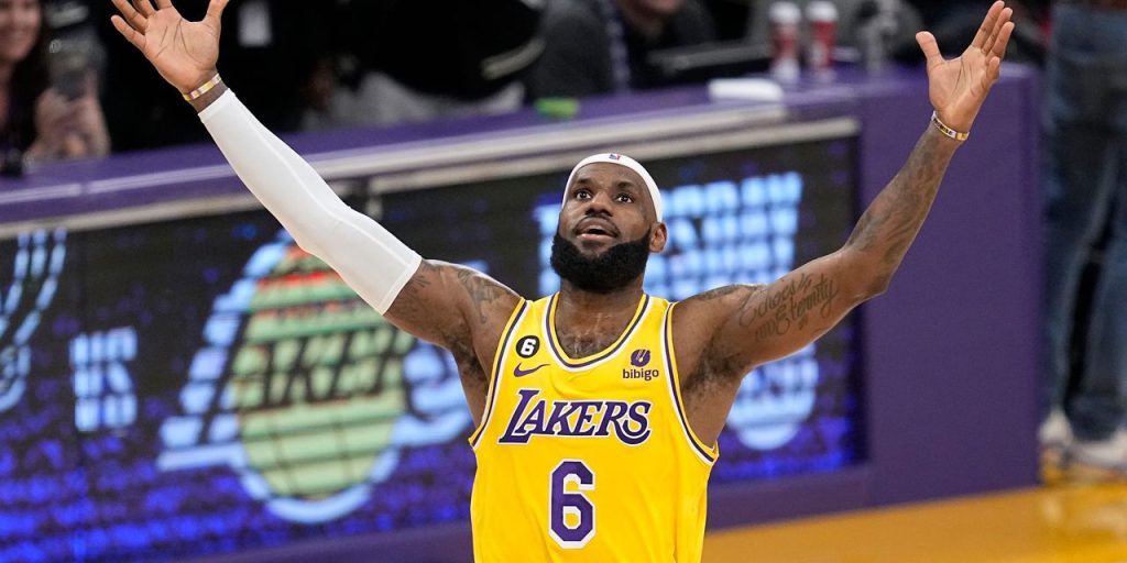 : LeBron James makes history, sets NBA all-time scoring record