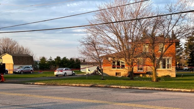 Small plane crashes into Quebec home