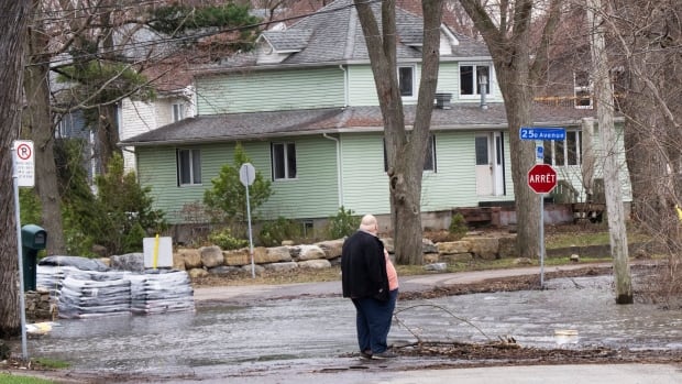 As Montreal flood risk looms, volunteers step up to lend a hand —​​​​​​​ again