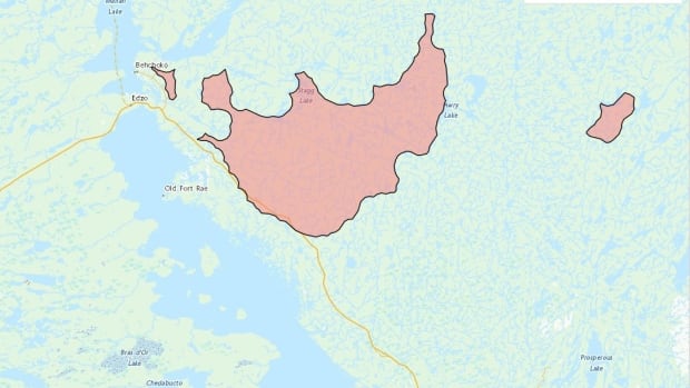 Responders had to ‘flee’ N.W.T. wildfire, extent of damage in community unclear