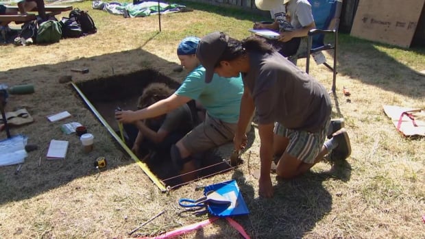 Archaeological dig uncovers remnants of W̱SÁNEĆ village dating back more than 1,000 years