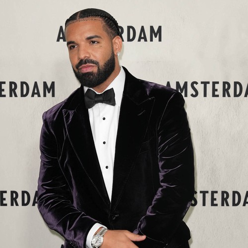 Drake serenades mother during New York City concert