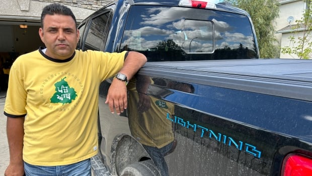 Family ditches electric truck on drive from Winnipeg to Chicago after charging troubles