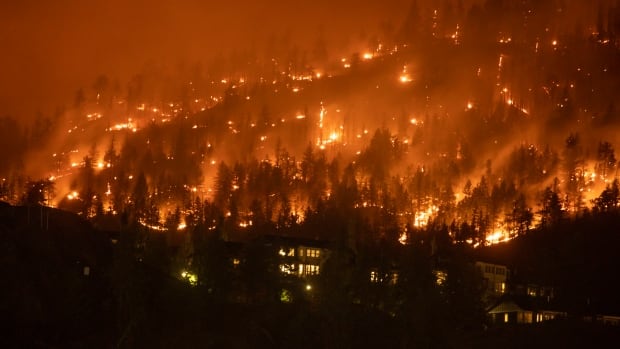 Feds say no one will be left behind in wildfire zone as military evacuation flights begin