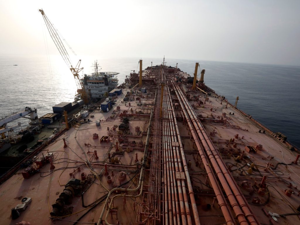 UN starts moving oil from Yemen tanker in bid to stop disaster