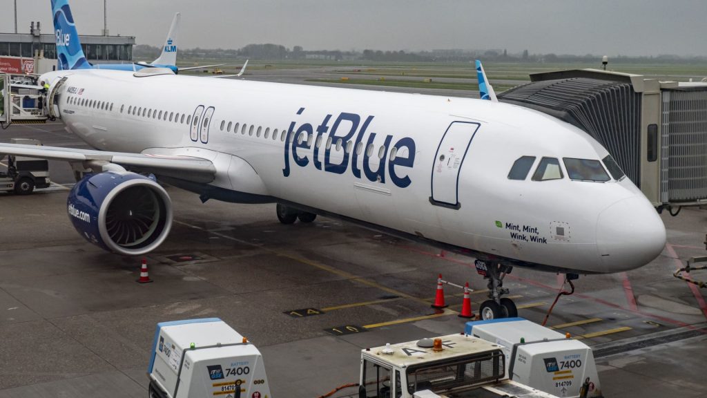 JetBlue shares tumble 15% after airline lowers 2024 revenue outlook