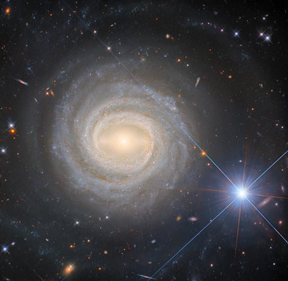 Hubble Sees Beautiful Barred Spiral Galaxy: NGC 3783