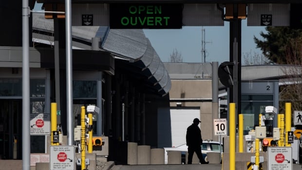 Commuters, businesses brace for possible job action at Canadian borders