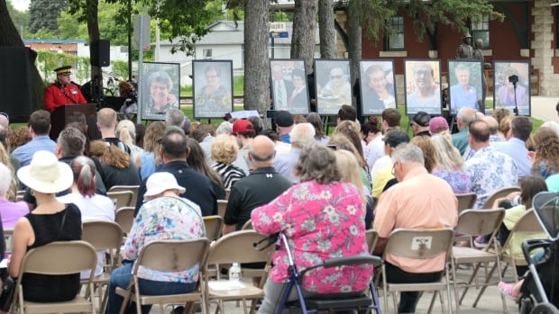 ‘We will not forget’: Families, community gather in Dauphin, Man., on 1st anniversary of deadly bus crash