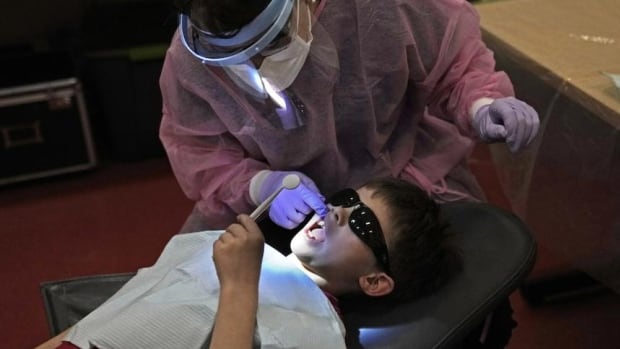 Denturists, dental hygienists, assistants back dental care plan despite dentists’ criticisms